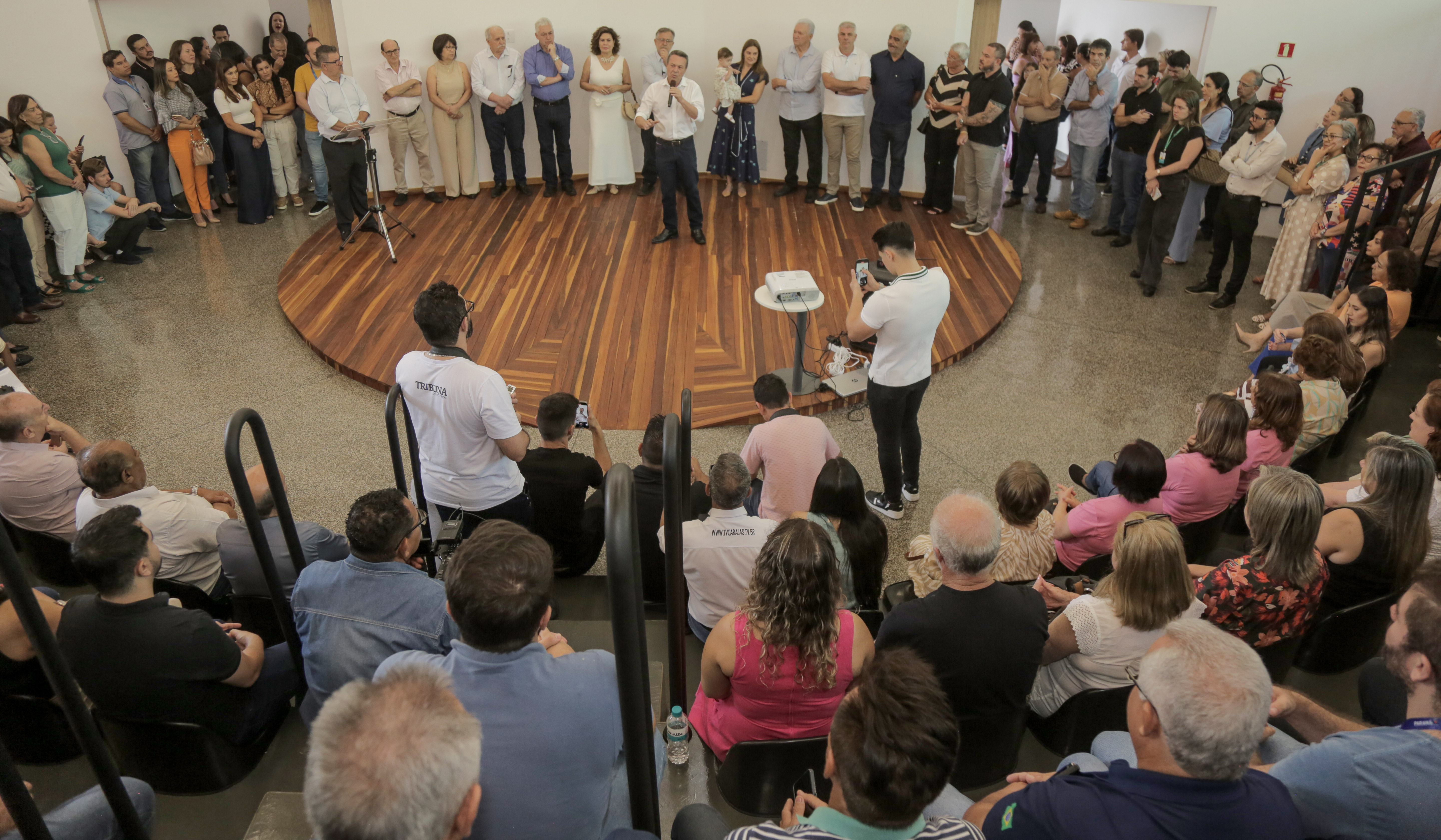 Parlamentares participam da posse da vice-prefeita no comando da prefeitura