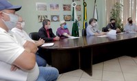 Vereadores participam da assinatura da ordem de serviço de pavimentação no Lar PR